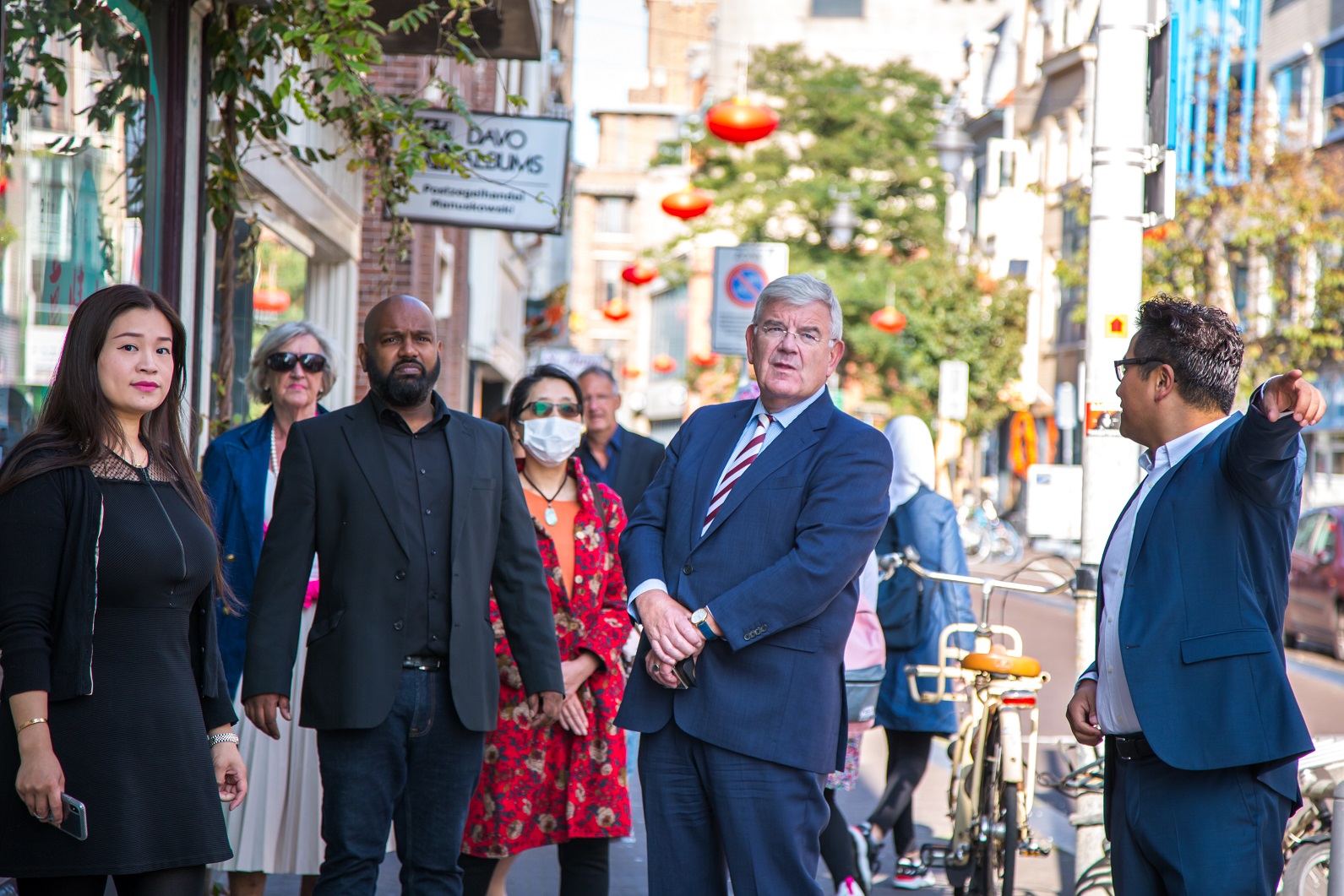 Jan van Zanen met BIZ Chinatown Den Haag en Atom Zhou